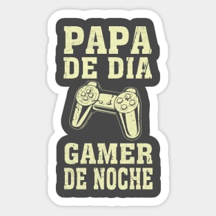 papa de dia gamer de noche Sticker